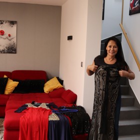 Zpěvačka předvedla i umírněné večerní róby. 