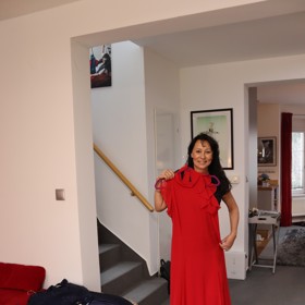 Dlouhé rudé šaty jsme na zpěvačce snad nikdy neviděli.