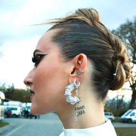 Masivní stříbrné náušnice vypadají na uchu efektně.