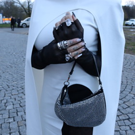 Raperka Sharlota doplnila bílou róbu z Ateliéru Hermine bižuterií z konfekce H&M a kabelkou se stříbrnými flitry.