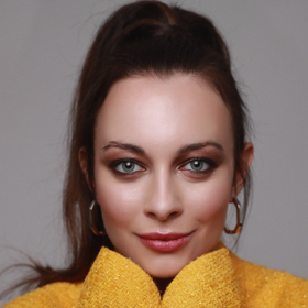 Veronika Petruchová žije v Praze na Malé straně jen se svým pejskem. Přítele aktuálně nemá.