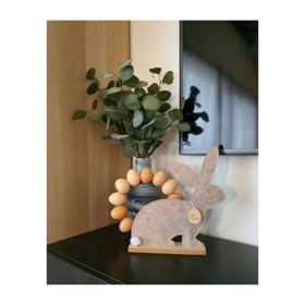 Velikonoční zajíček ukryl po celém domě vajíčka.