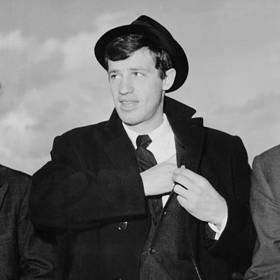 Jean-Paul Belmondo v roce 1962, kdy mu bylo 29 let. Je to ještě mladý rošťák...