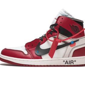 Proč se cena na první pohled totožného modelu tady vyšplhala až téměř ke třem stům tisícům? Odpověď je jednoduchá. Nedostupnost. Model z roku 2017 byl vyroben jen v několika párech, o ty je tedy mezi sběrateli patřičná tlačenice. Jordan 1 Retro High Off-White Chicago je opatřen cenovkou 274 490 Kč!