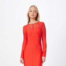 Členěné perfektně padnoucí šaty formující postavu najdete i v kolekcích značky Karen Millen. Cena: 4 190 Kč