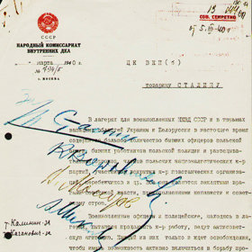 Příkaz k masové vraždě Poláků, který sepsal náčelník státní bezpečnosti Lavrentij Berija a podepsal Josif Stalin.