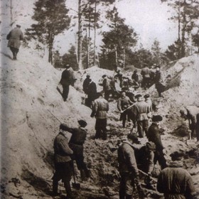 Mělké hroby s těly polské inteligence objevili Němci v dubnu 1943.