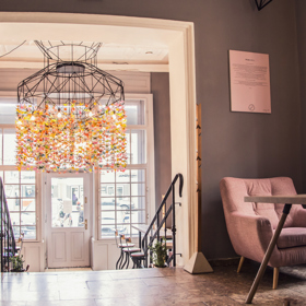 Dominantou cukrárny je lustr, kam zaměstnankyně věší papírové origami, které poskládali zákazníci.