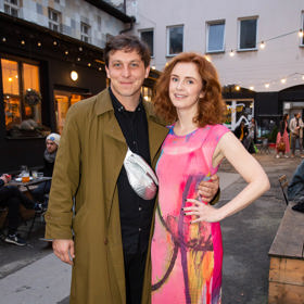 Mladý herecký pár spojuje zájem o literaturu - Martina Babišová nedávno vydala svoji první knihu a Kryštof si křest pochopitelně nenechal ujít.