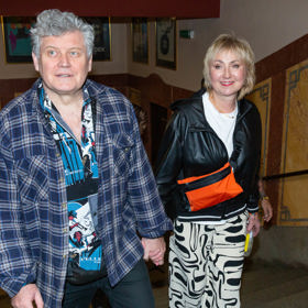 V seriálu hraje Miroslav Hanuš otce Ivety Bartošové. Na premiéru dorazil s manželkou, která zjevně sleduje trendy a vynesla mezi influencerkami velmi oblíbený model plisovaných kalhot se vzory značky COS.