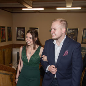 Syn Ivety Bartošové Artur Štaidl přišel do kina s přítelkyní.