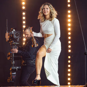 Rozparek šatů byl velmi odvážný.