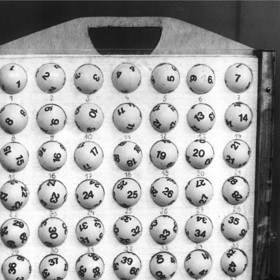 Archivní fotografie ukazuje, jak před padesáti lety vypadaly losovací míčky.