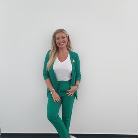 Moderátorka Lucie Borhyová se barev také nebojí a jarní dny si užívá v zeleném kalhotovém kostýmku.