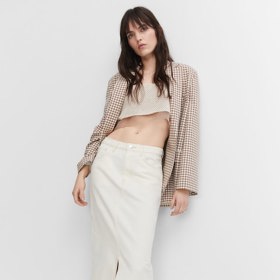 Naprostá nutnost. Džínová midi sukně v jakémkoliv provedení. Právě množství variant, z jakých lze v tomto segmentu vybírat, nabízí midi sukni jako ideální model pro všechny typy postavy, stačí si jen vybrat tu svou. Mango, 899 Kč