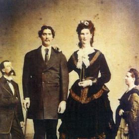 Tento pár byl pravým opakem Paula a Katyucie. Martin van Buren Bates měřil 2,36 metrů. Jeho manželka Anna 2,41 metrů. Jejich děti měly však zcela normání vzrůst.