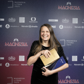 Jana Šrámková je autorkou knihy Fánek hvězdoplavec, která vypráví o chlapci, jehož otec odjel pracovat do zahraničí, aby uživil rodinu.