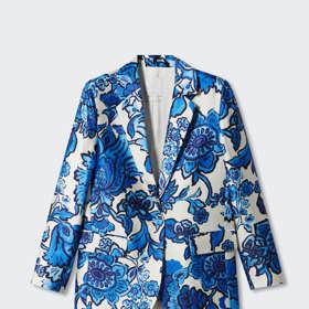 Výrazné florální modely obsadily veškerý vhodný prostor. Sako Mango za 2299 Kč můžete doladit stejně vzorovanými kalhotami, nebo jím doplnit džíny.