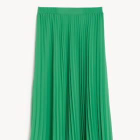 Plisé midi sukně Marks&Spencer (1 399 Kč) rozsvítil nepřehlédnutelný zelený odstín, který patří k nejvýraznějším barvám sezóny.