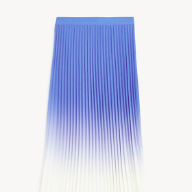 Když je řeč o midi, určitě nepřehlédněte její plisovanou variantu. S ombré vybarvením nepřehlédnutelná krasavice, kterou musíte mít. Marks&Spencer, 1 499 Kč