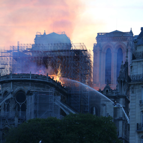 Hasičům se podařilo plameny zkrotit až po 12 hodinách. Došlo i na použití vysokotlakých vodních děl.