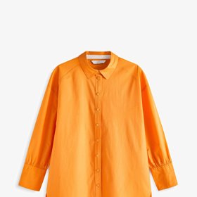 Košile s rozšířenou siluetou posouvá materiál s leskem o ležel výš mezi nejoblíbenější kousky nadcházejících měsíců. Skvěle se kombinuje a září pozitivním tónem. Next, 1 100 Kč