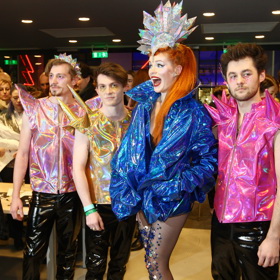 V roce 2018 oblékla Žofie svoji kapelu do zářivě růžových a zlatavých plastových bundiček, přičemž sama přišla v modré plastové bundě a s korunou na hlavě.