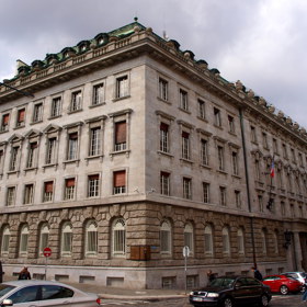 Hlavní úřadovna gestapa sídlila v Berlíně. Za okupace u nás gestapo sídlilo v Petschkově paláci.