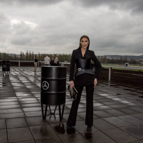 Kulisy pražského týdne módy nahrávaly dekadenci a nezapadly v nich ani černočerné kreace. Třeba monochromatická skládačka v podání Taťány Makarenko.