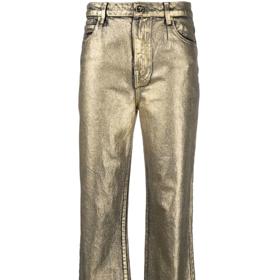 Do kovového dezénu jsou zrovna oblečeny i jiné kousky. Co říkáte na džíny Pinko, kterým nechybí žádné tradiční prvky. Kovový film jim ale přidává na nápaditosti. Cena: 3 990 Kč