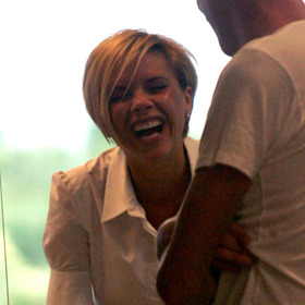 Victoria je známá tím, že se na snímcích nikdy, ale nikdy neusmívá. Zachytit ji s tímto výrazem ve tváři je jako pořídit fotku lochnesky. Přesto se Victoria směje moc ráda, hlavně v soukromí se svým mužem, a její smích opravdu stojí za to.