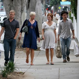 Gary Barlow a Mark Owen v roce 2008 se svými těhotnými manželkami. Mark má s herečkou Emmou Ferguson dvě dcery, Gary má s Dawn Andrews syna a dvě dcery.