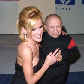 Herce Vernera Troyera si jistě pamatujete z komedie Austin Powers: Špion, který mě vojel, kde si zahrál padoucha. V soukromí si tento malý velký herec liboval v ženách, které byly dvakrát vyšší než on. Jednu takovou si vzal, avšak na pouhých čtyřiadvacet hodin. Spekulovalo se, že svatba ani neproběhla a jeho tehdejší partnerka Genevieve Gallen se chtěla na příběhu jen obohatit.