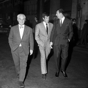 Na snímku z ledna 1964 je uprostřed Jean-Paul Belmondo a vlevo jeho tatínek Paul, kterému slavný herec pózoval v sochařském ateliéru již jako malý kluk.