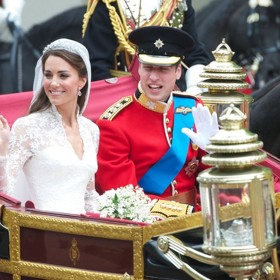 Už v 8 hodin ráno udělila královna Alžběta II. snoubencům nové tituly. William se stal vévodou z Cambridge, hrabětem ze Strathearnu a baronem Carrickfergusu, Kate pak vévodkyní z Cambridge, hraběnkou ze Strathearnu a baronkou Carrickfergusu. 
