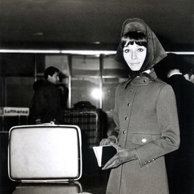 Jednou z prvních slavných tváří, která propadla kouzlu Keepall Bag, byla herečka Audrey Hepburn. Na snímku s miniaturní variantou nesmrtelného modelu, která se ujala i jako klasická kabelka "do ruky".