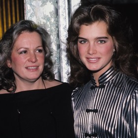 Za vším stála její majetnická matka Teri (vpravo), která chtěla mít z krásné dcery slavnou herečku nebo modelku a v neposlední řadě i nějaký finanční zisk. Brooke dodnes nechápe, jak ji matka mohla takto sexualizovat.