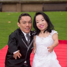 Nejmenší pár světa Paulo Barros (výška 90,28 cm) a Katyucia (výška 91,13 cm) se seznámili na chatu. Katyucia si zprvu Paula dokonce zablokovala, pak k sobě ale zahořeli takovou láskou, až se v roce 2016 vzali.