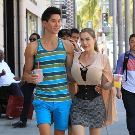 Pixee Fox se chtěla vždy stát Barbie, proto podstoupila 17 plastických operací. Zejména odstranění šesti žeber byl pro ni splněný sen. Kde ale najít vhodný protějšek? Kde se vzal, tu se vzal, pětatřicetiletý Justin Jedlica absolvoval až 340 procedur, aby byl Kenem. Prý je nyní pojí "plastický vztah". Jestli mají tam dole totéž co panenky, tak se není čemu divit.