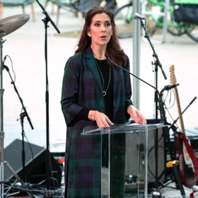 Tehdy se budoucí dánská královna zahalila do svrchníku značky Baum und Pferdgarten.