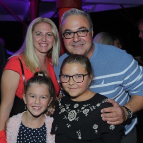 Martin Zounar se svou snoubenkou a dvěma děvčaty, která společně vychovávají: Kateřininou dcerou Sofií (12) a Martinovou dcerou Klaudií (14).