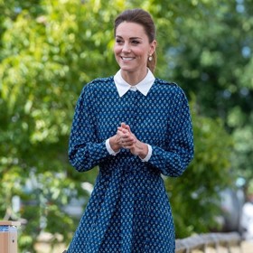 Obě dámy si pak užily dokonce naprosto stejné šaty od značky Beaulah. Kate je vynesla na setkání se zdravotníky v roce 2020...