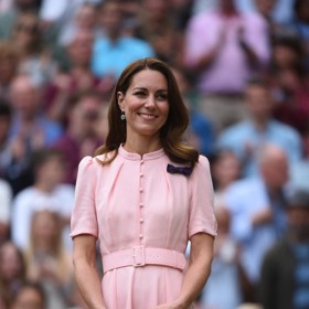 Britská značka Beaulah se těší velké popularitě napříč královskými rodinami. Růžový model elegantních šatů si vévodkyně z Cambridge vybrala pro finále mužské dvouhry na tenisovém Wimbledonu v roce 2021. 