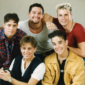 Pamatujete ještě na začátky britské skupiny Take That? Zleva nahoře jsou Jason Orange, Howard Donald a Gary Barlow, vpředu Mark Owen a Robbie Williams.