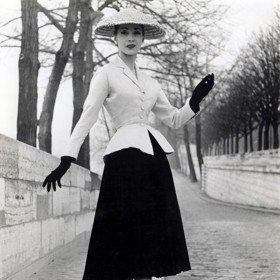 Model z dílny fenomenálního Christiana Diora z roku 1947, který spustil vlnu dokonalé siluety na přelomu 50. let 20. století a inspiruje i dnes.