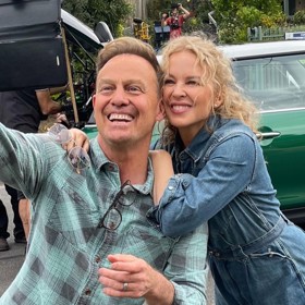 Jason Donovan a Kylie Minogue v srpnu 2022, kdy se setkali na natáčení finále seriálu Sousedé, v němž před víc jak třiceti lety začínali s herectvím.