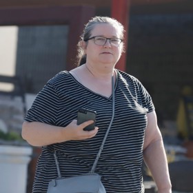 Herečka Bridget Fonda (59, na snímku z loňského září) prošla v posledních letech dramatickou proměnou. Z někdejší hollywoodské sexbomby je usedlá mamina se zálibou v pruhovaných tričkách. V davu byste ji velmi snadno přehlédli.