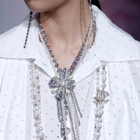 Pozadu rozhodně nestojí ani módní dům Chanel.