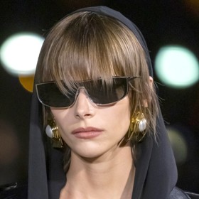 Obří perly byly k vidění také na přehlídce Saint Laurent.