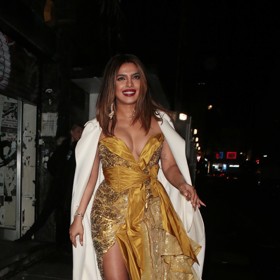 Velkou milovnicí zlaté je indická herečka Priyanka Chopra (40). V outfitech této barvy ji vídáme pravidelně, přičemž zlatý odstín dokonale ladí s její tmavší pletí.